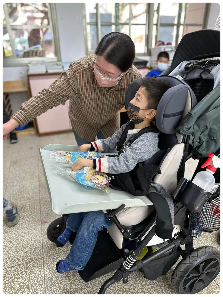 轉銜時這位老師讓我印象深刻,正式入學後我也感受到這位老師對重度孩子的同理。