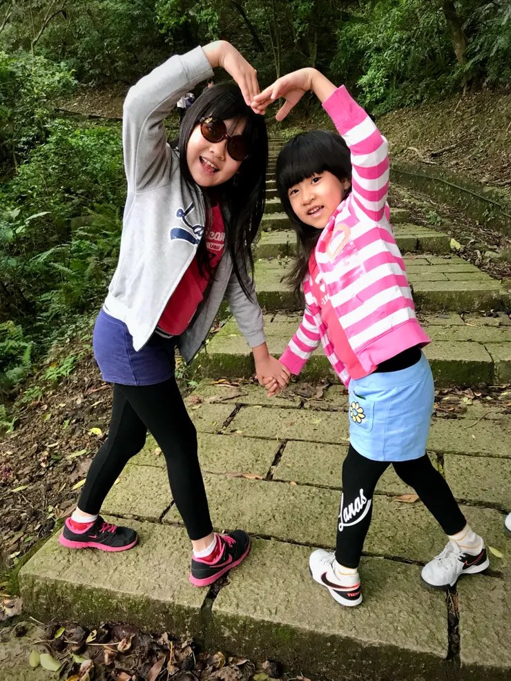 登山口開心的孩兒