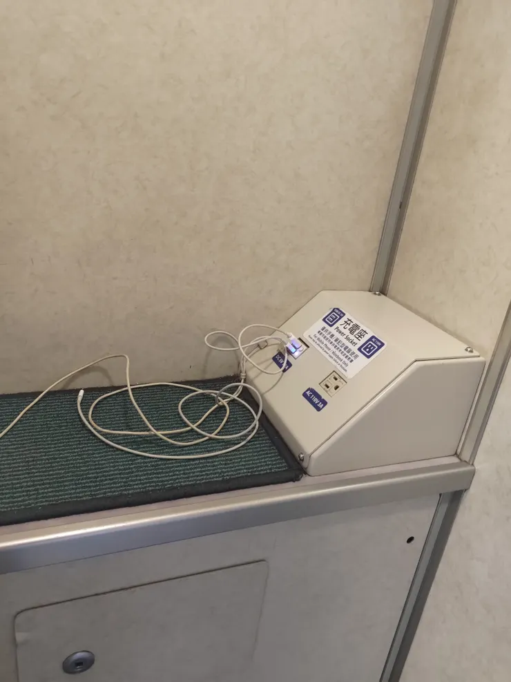 圖示：台灣高鐵700T型列車內部的充電座是電話亭改裝。圖片來源為張居隱：https://www.shutterstock.com/zh-Hant/2636346353