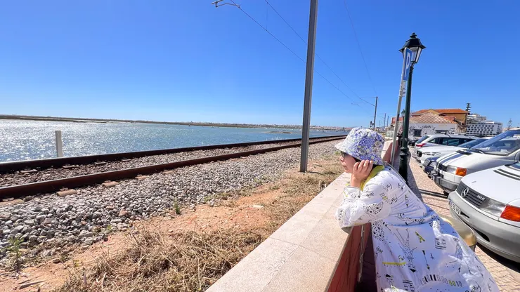 法羅舊城外圍就是鐵軌和海洋