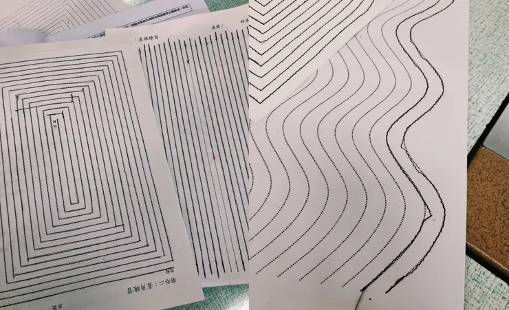 第一週都在練習各種線條，增加跟工業車的熟悉度。