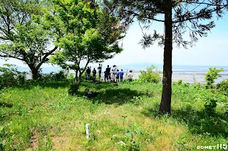 山頂早就有人來卡位