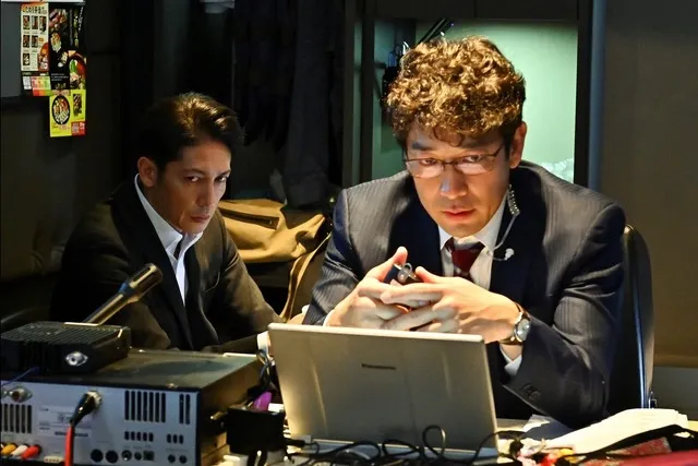 經過一連串弔詭的綁架案，劇情尾聲也開始側重在警方內部的互相懷疑，尤其是偵辦方向不一致的葛城與日下部，特別容易令人起疑。圖片來源：crank-in.net