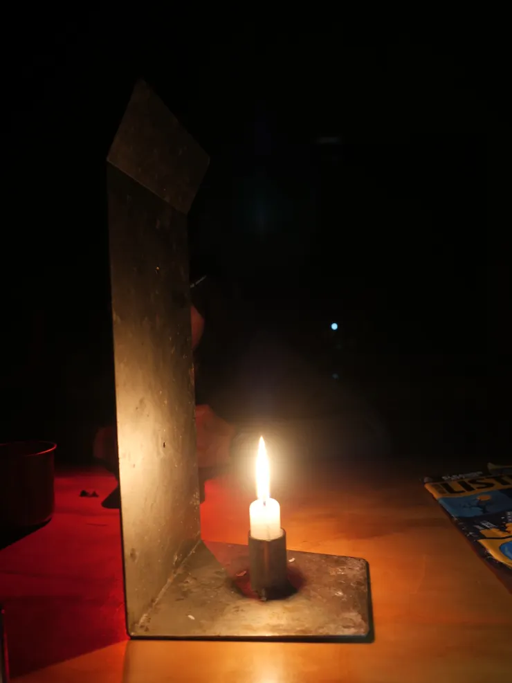 燭台是山屋的老式浪漫,思維就著燭火畫畫,也是老式浪漫。