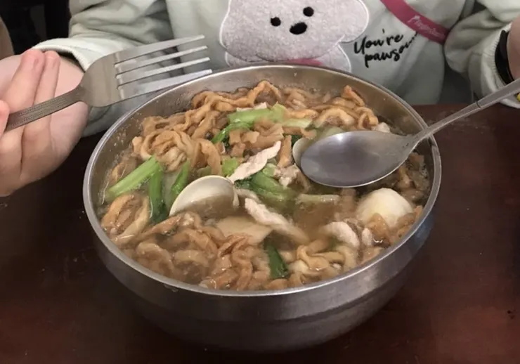 鍋燒麵，麵條是粗的，比較Q，份量非常大