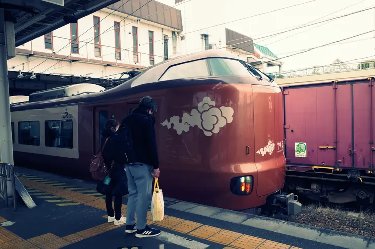 倉敷前往岡山時，在倉敷車站看到的特急列車八雲號