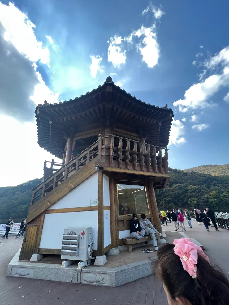 百歲橋上的百歲亭，說是走完百歲橋能夠長命百歲