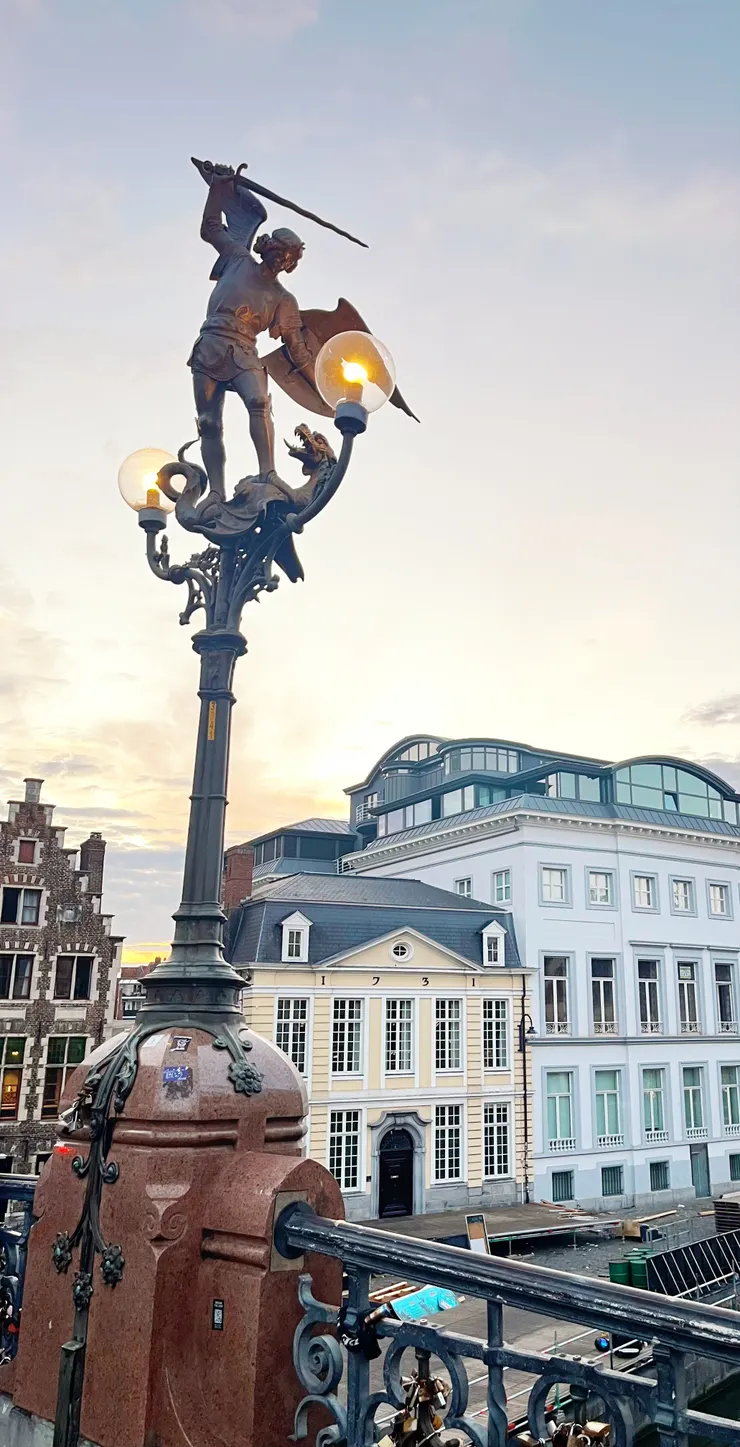 觀景橋上有天使聖邁克爾的雕像