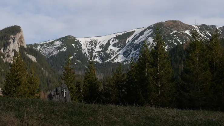 這好像是墓碑還是紀念碑(?