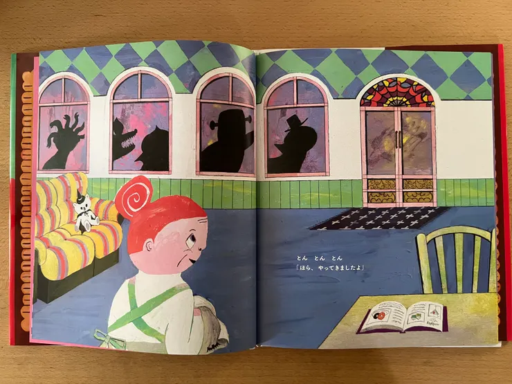 萬聖節到了,屋裡的婆婆正準備糖果給來搗蛋的孩子們