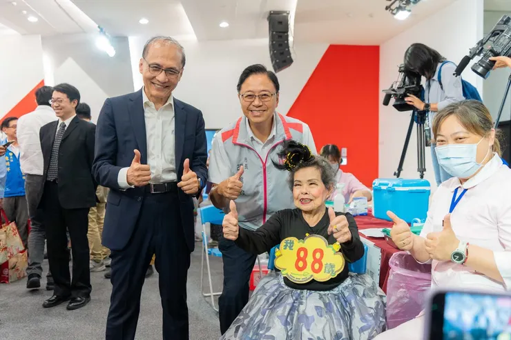 ▲林全（左起）、張善政宣傳踴躍打流感疫苗，並與88歲剛打好疫苗的長者合影。（圖／台灣東洋提供）