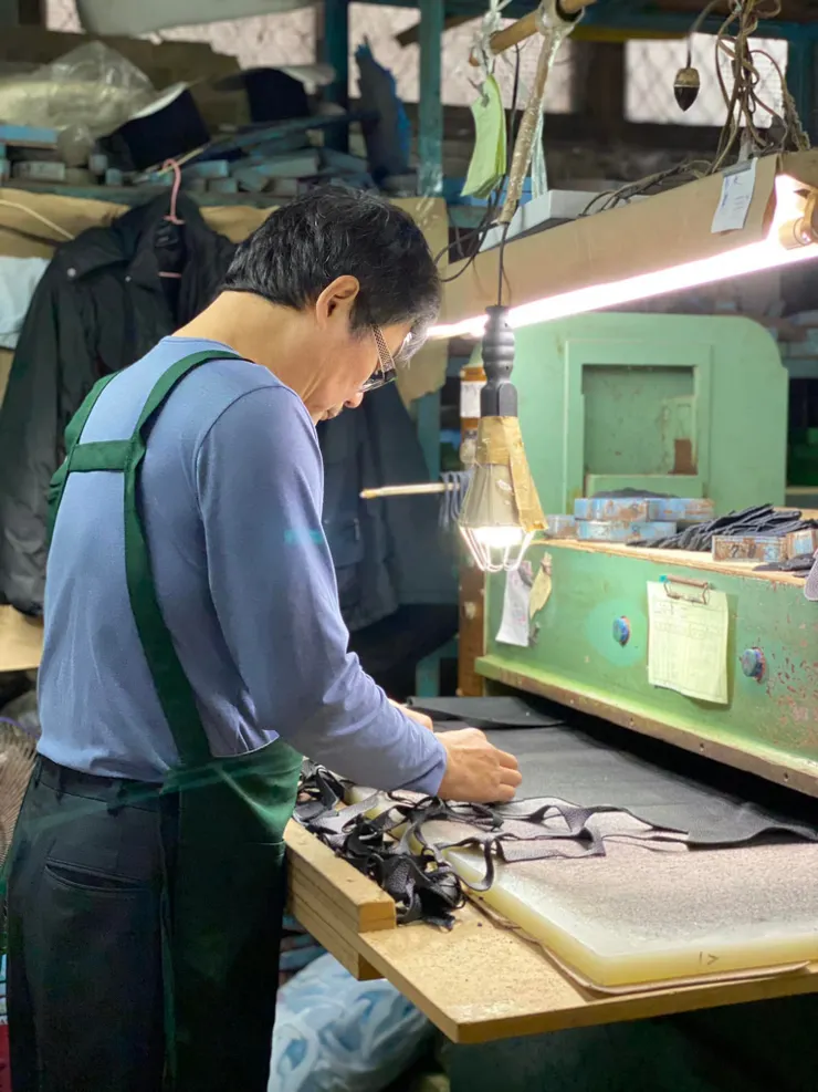 師傅正用模具在裁切皮革