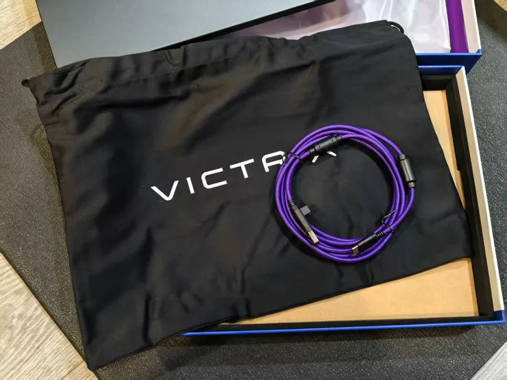 隨附的紫色編織線質感極佳,還帶有固定的鎖定結構,連線超穩。