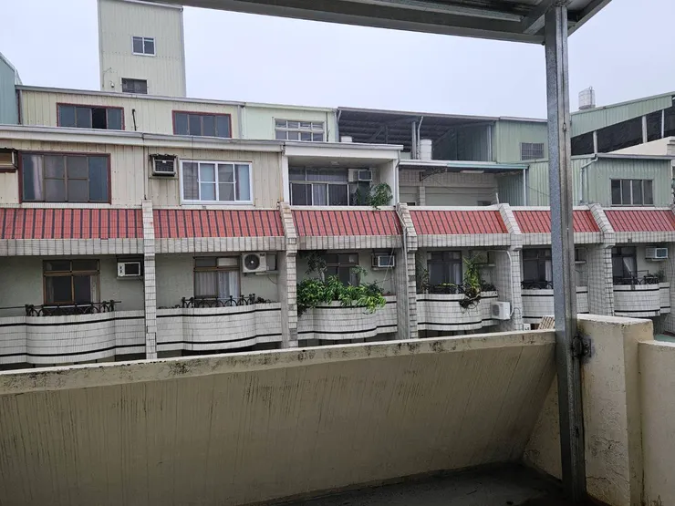 屋外大雨下個不停，而螢幕外我的小陽台淹水了