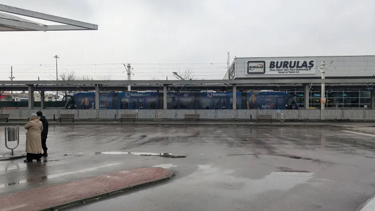 等待巴士看著對面的輕軌電車