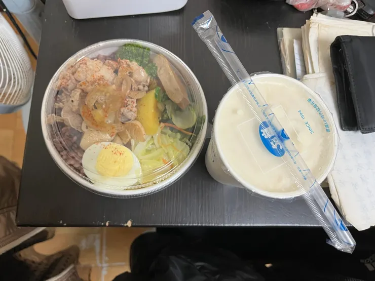 蛋白盒子的壽喜牛五花、50嵐中杯烏龍拿鐵無糖溫。