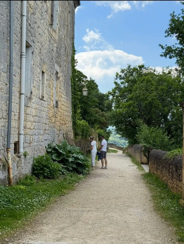 幫我們拍照的這對戀人，居然和我們住在同一個院子𥚃的民宿