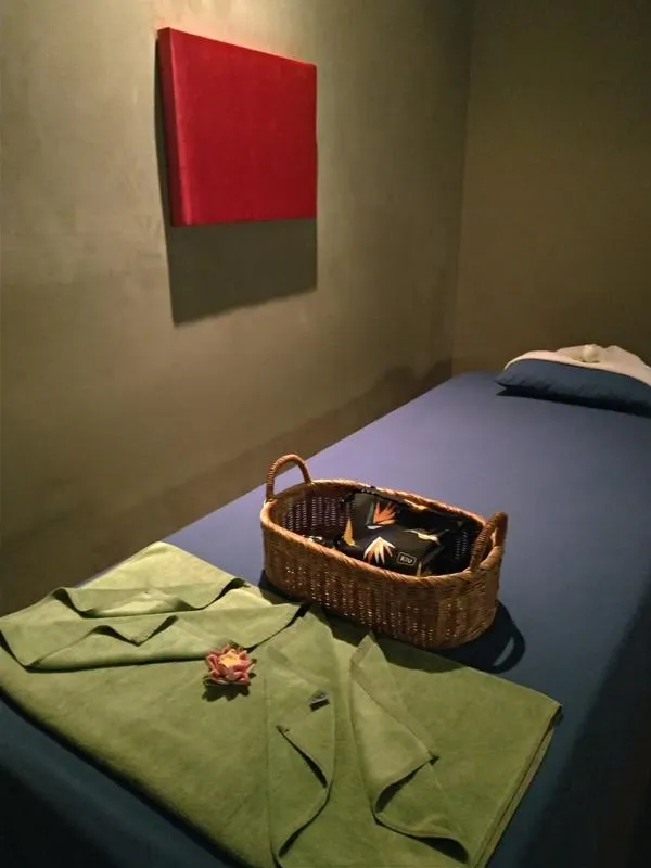 空間的燈光都是暗暗的，讓人進去就不自覺放鬆起來