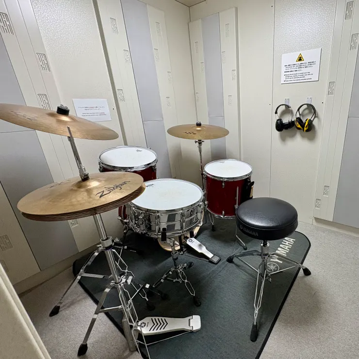 展區也有兩間練習間，一間是電吉他、一間是爵士鼓