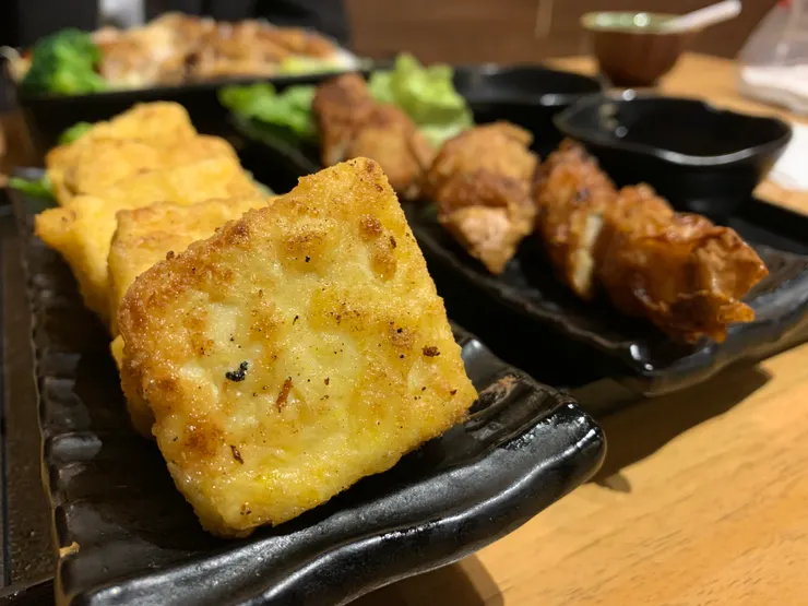 炸得剛剛好的雞蛋豆腐和蝦捲