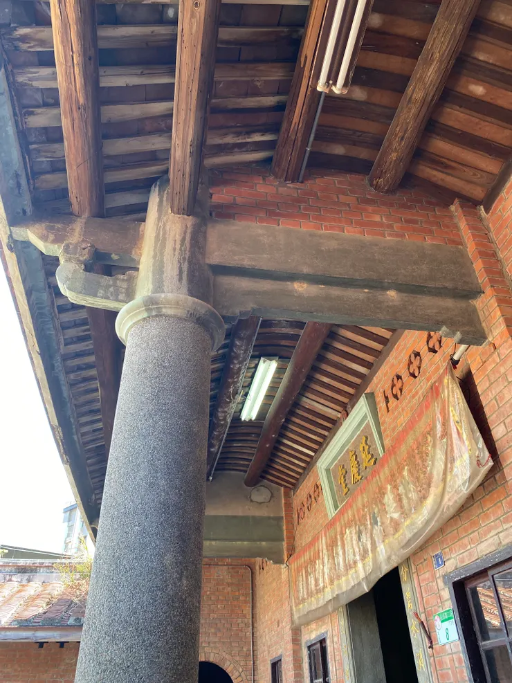 出屐起的橫樑支撐圓柱