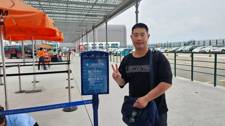 這是澳門國際機場前往澳門倫敦人的免費穿梭巴士搭車處!上午十點半有第一班前往倫敦人的巴士!