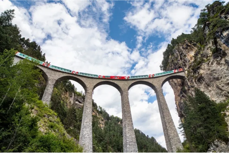 冰河列車行駛於朗德瓦薩橋(圖片來源：Bergün Filisur)