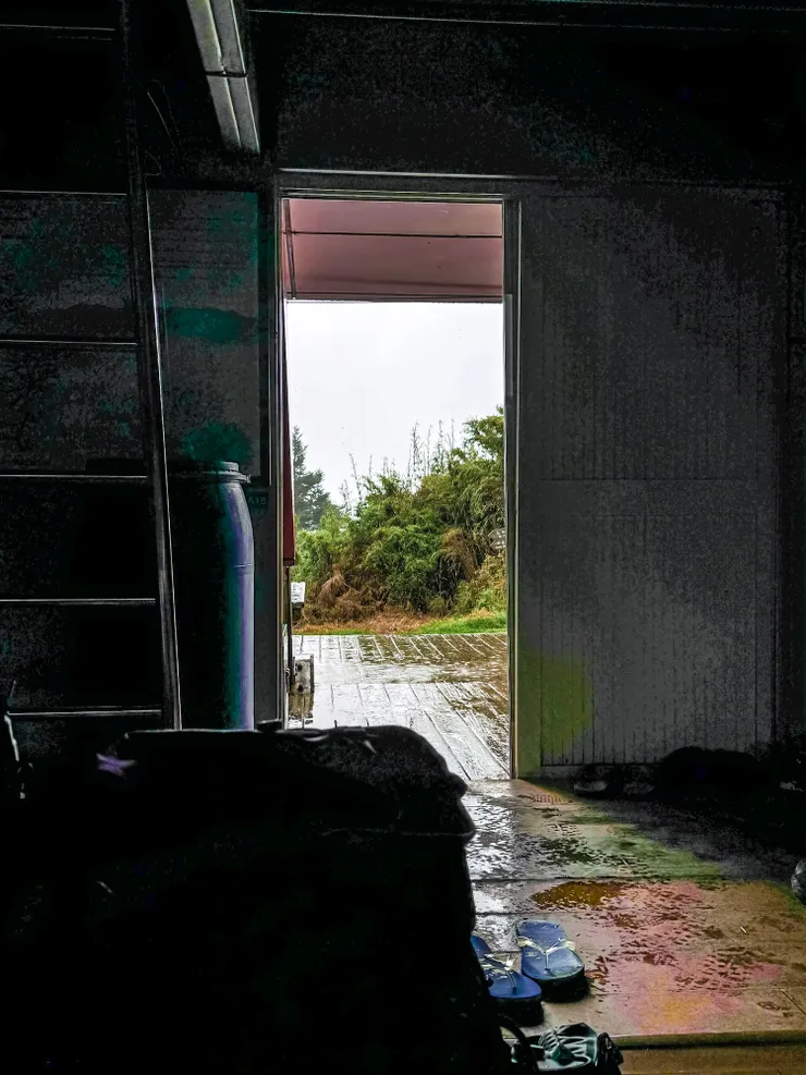 2:55 幫忙隊友揹東西回到山屋，此時雨勢漸大