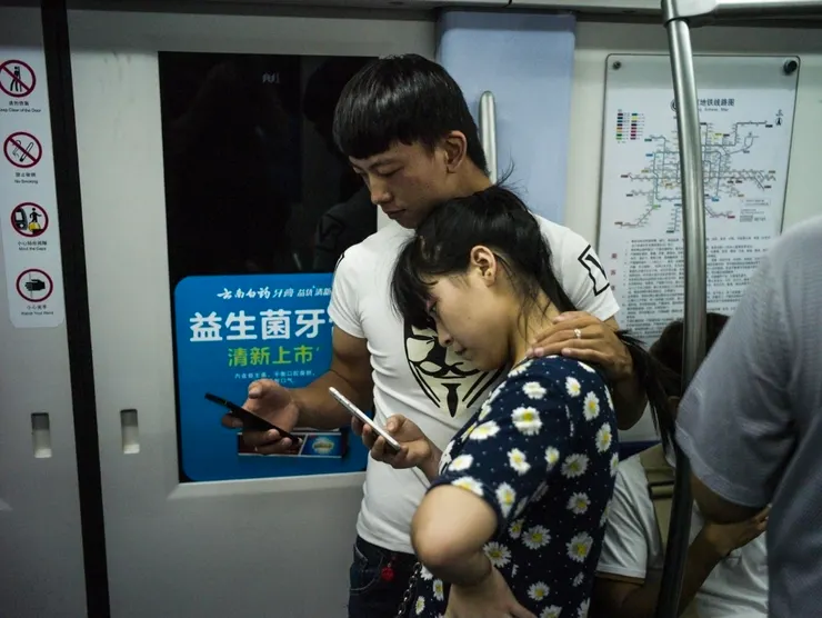 被分割的在場：數位時代的日常