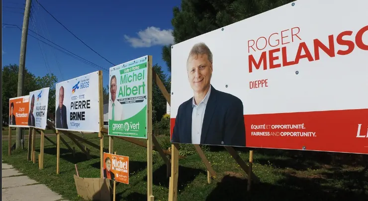 路邊插滿了選舉廣告看板