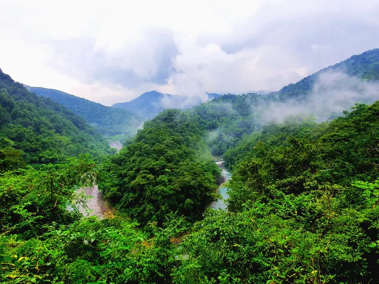 桶后溪在此以180度大轉彎,形成極美惖的白色沙洲