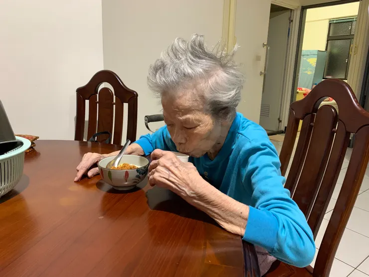 11/04｜01:23. 阿嬤說自己肚子餓想吃東西，於是我準備稀飯陪阿嬤一起吃