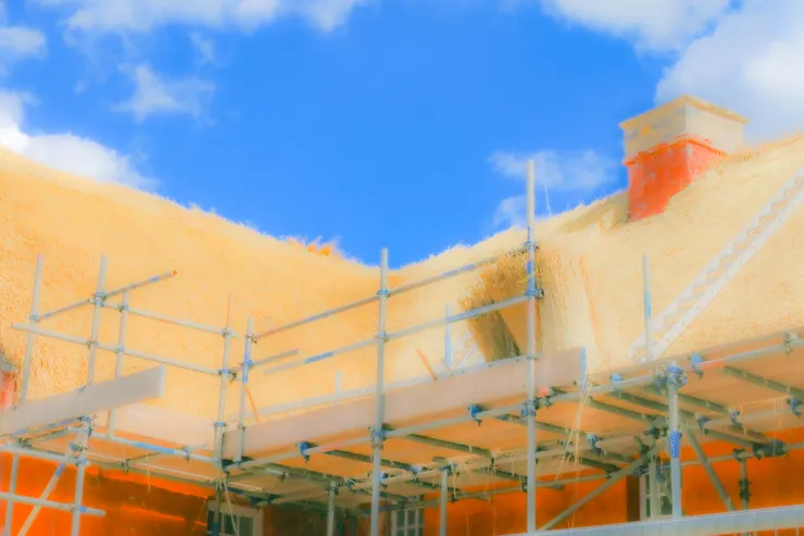 聖法根國家歷史博物館中，正在進行屋頂茅草的更換