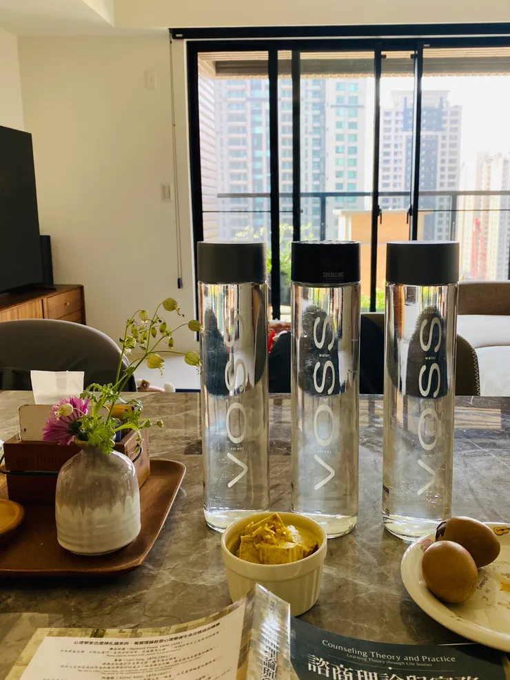 第二天，我在餐桌上享用我的理想生活。整理以來，每天裝滿水，放在餐桌上，成了我的晨間生活儀式！
