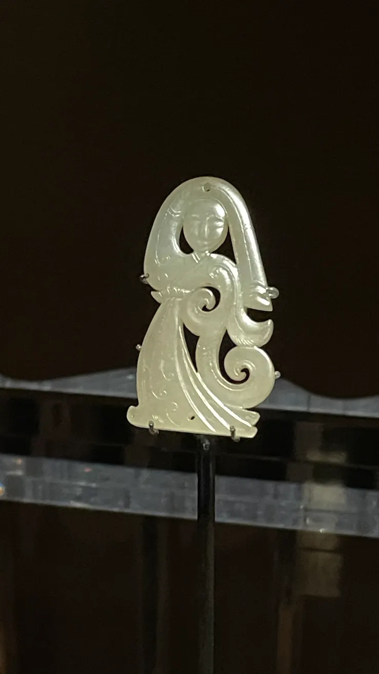 這是西漢早期至中期的玉舞人佩，故宮藏品。長袖、細腰正是漢朝女子的經典打扮。