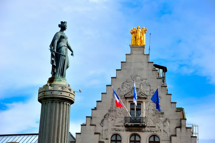 【榮耀的自由女神俯瞰著大廣場 建築宛若永恒惟世人來去匆匆！女神與北方之聲大樓(La Voix du Nord Building)。】