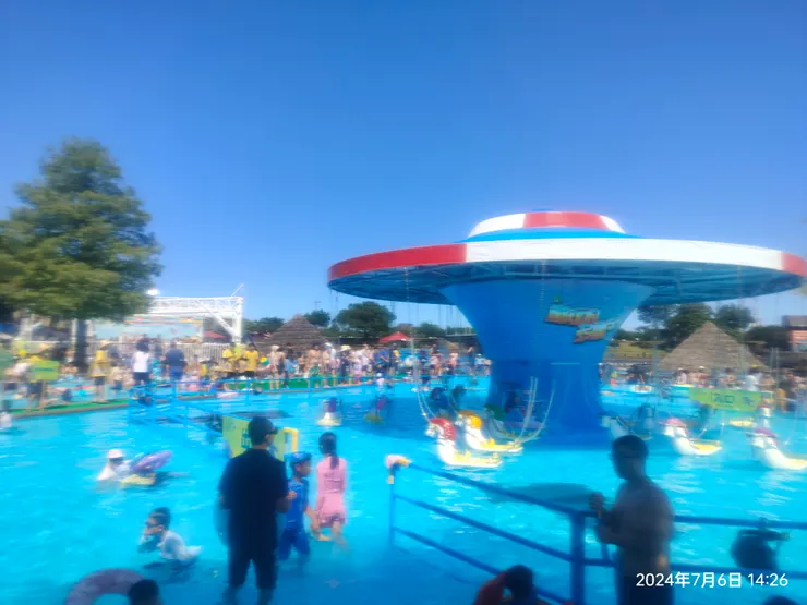 永遠大排長龍的水上木馬，後面人龍全是排隊的人