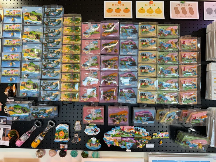 各種的磁鐵還有整個濟州島的磁鐵分成六塊可以全部拼起來