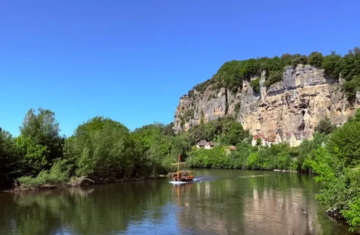 坐上船，可以盡情欣賞多爾多涅河谷的美麗