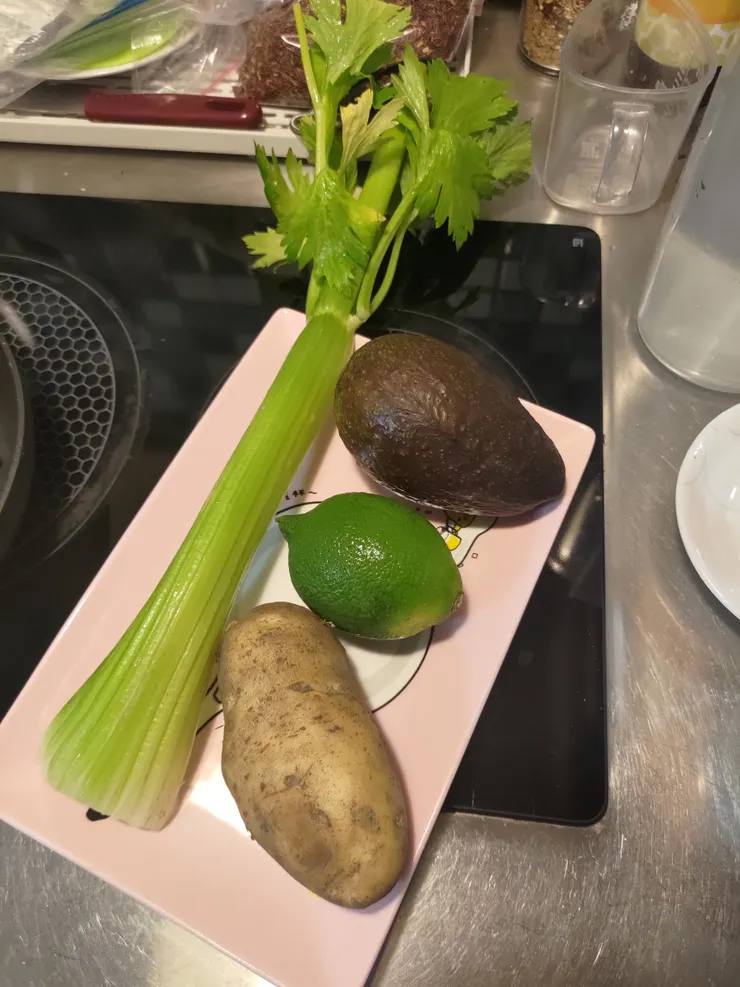 西洋芹 馬鈴薯 檸檬 酪梨