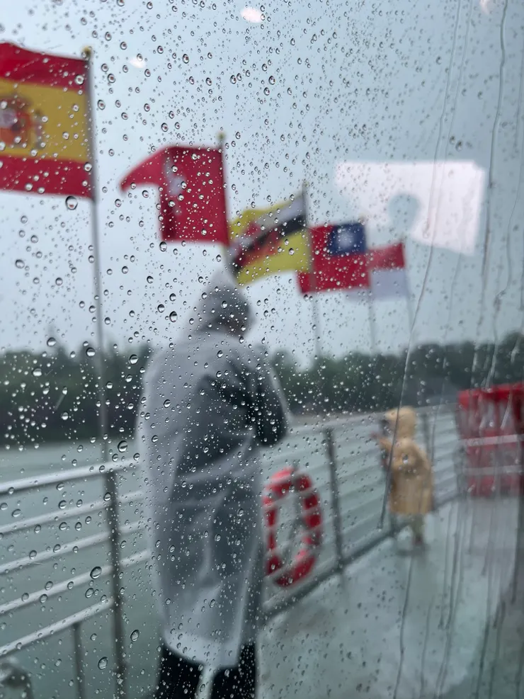 在搭乘渡輪,大雨直下,可以看到台灣的國旗!