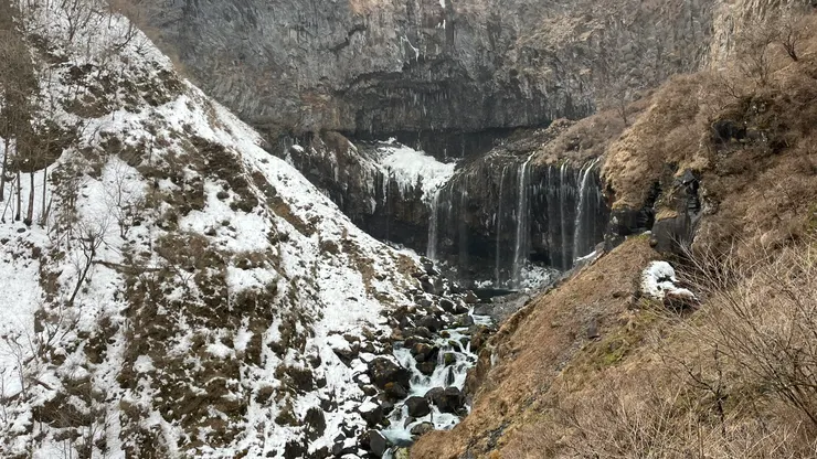從另外一個想法來看，即使氣溫接近零下，瀑布的水也沒有結凍。