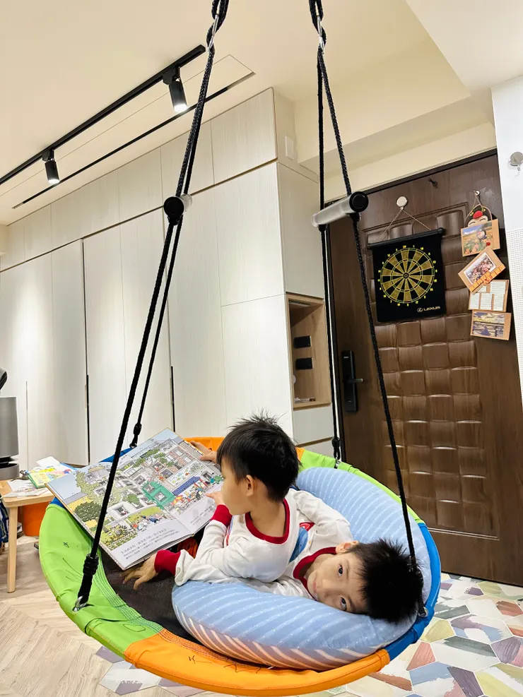 擺盪的樂趣每個孩子都愛~祐懿一起在鳥巢盪鞦韆。