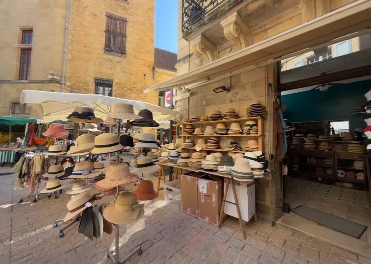 女人的服飾是熱鬧市集中不能少的元素