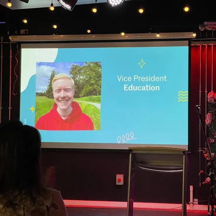 第一年原本是我競爭對手，後來成為好友，第二年競選也當選不同職位！