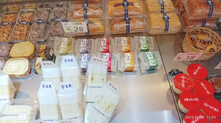  ▲宝泉豐原店～冰櫃商品，種類多樣，適合當旅途的小點心