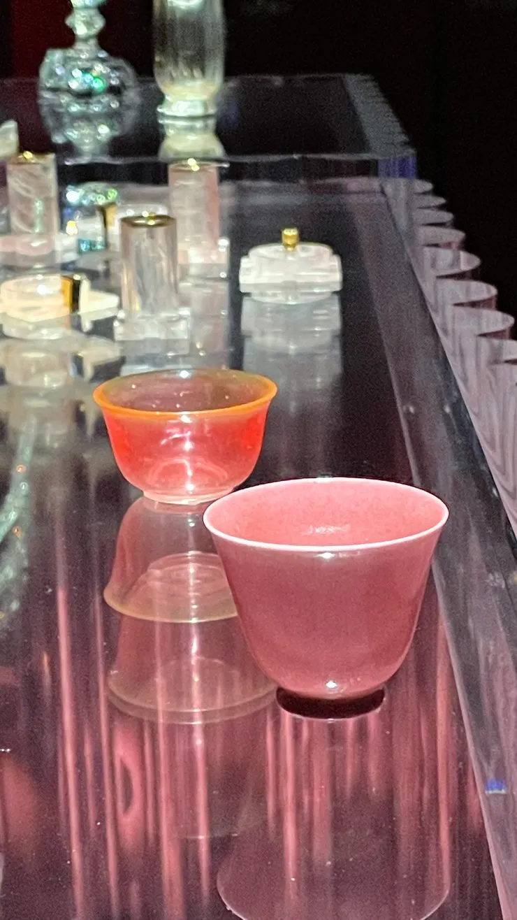 成化款胭脂紅彩杯，據說這個胭脂紅是康熙時期的技術創新