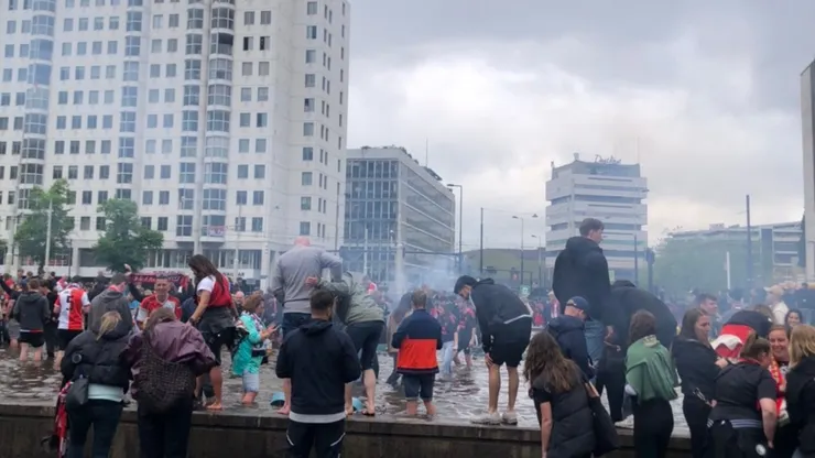 真的不誇張，大家都跳進噴泉裡