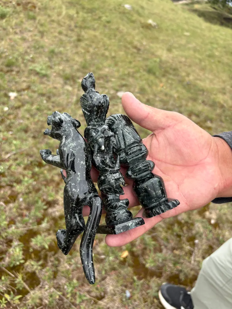 小販說他是庫斯科的藝術家，這些是他用在地的石頭所雕刻的作品，有美洲豹、大地之母（Pachamama)等等。