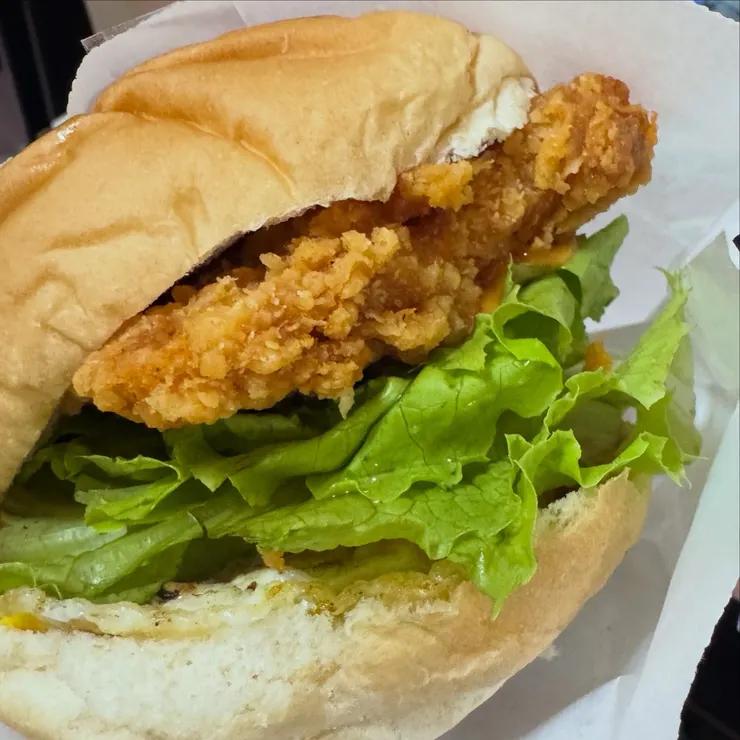 這是我點的香雞蛋漢堡~看!還有生菜喔!!